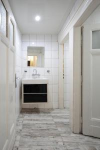 瓦尔纳Hostel Musala的白色的浴室设有水槽和镜子