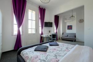 瓦尔纳Hostel Musala的一间卧室配有一张大床和紫色窗帘