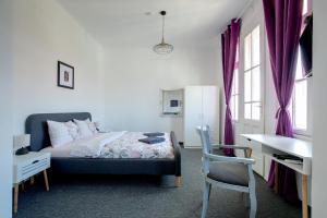 瓦尔纳Hostel Musala的一间卧室配有一张床、一张桌子和一把椅子