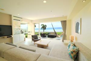 Kohama南群星酒店的带沙发的客厅和海景客厅