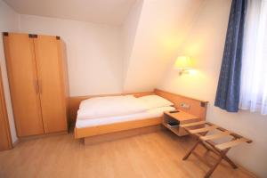 BeilsteinGasthof Lamm的一间小卧室,配有一张床和一张书桌