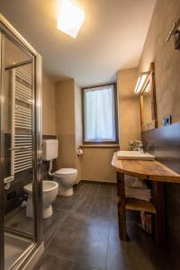 因特罗德水站旅馆的浴室配有卫生间、盥洗盆和淋浴。