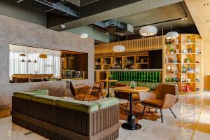 锡纳亚Hotel Sinaia的餐厅配有沙发、椅子和桌子