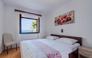 布拉托Beachfront Villa Tempera with Seaview的一间卧室设有一张床和一个窗口