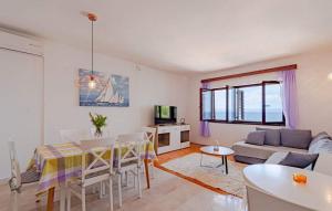 布拉托Beachfront Villa Tempera with Seaview的客厅配有桌子和沙发