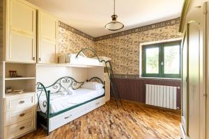 FicarazziSolemar Sicilia - Villa Anastasia的儿童卧室配有一张床和一个窗户