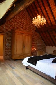 列日N°5住宿加早餐酒店的一间卧室配有一张大床和一个吊灯。