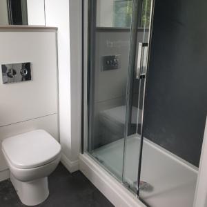 卡迪夫The Spires Serviced Apartments Cardiff的一间带卫生间和玻璃淋浴间的浴室