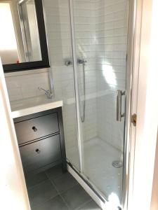 恩坎普PROBER-CHAMOIX 68的带淋浴、盥洗盆和镜子的浴室
