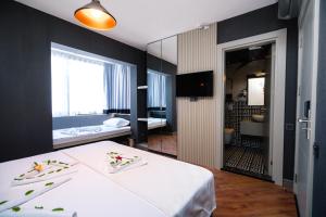 安塔利亚巴塞尔酒店 的一间酒店客房 - 带一张床和一间浴室