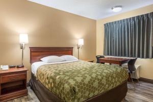 圣罗伯特伊克诺酒店客房内的一张或多张床位
