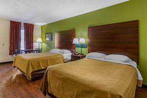 费耶特维尔费耶特维尔伊克诺旅馆的绿墙旅馆客房的两张床