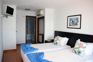 奥尔塔Residência Machado的酒店客房设有两张床和电视。
