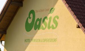 延纳斯多夫洛珀斯朵夫绿洲加尔尼酒店的建筑物边有凹坑的标志