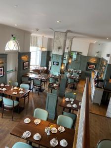 布莱顿霍夫海滩酒店的一间设有木桌和椅子的餐厅
