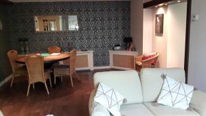 斯内克斯内克瓦坎沃尔公寓的客厅配有桌子和沙发