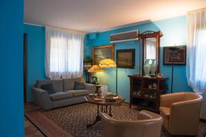 伊索拉戴里费米尼Dal Barone Vincenti的蓝色的客厅配有沙发和桌子