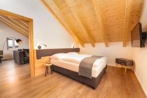 米明Seelos - Alpine Easy Flats的一间卧室设有一张床和一间客厅。