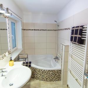 杜伦斯坦Gästezimmer Rolea的带浴缸和盥洗盆的浴室