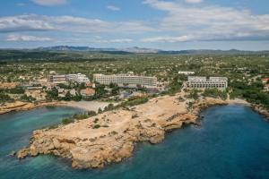 拉梅特拉·德·玛尔RVHotels Hotel Ametlla Mar的享有海滩的空中景色,设有建筑和海洋