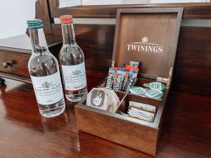 伍德斯托克布伦海姆巴特利酒店的桌子上放着两瓶葡萄酒,放着盒子
