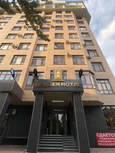 比什凯克Golden Hotel的一座标有酒店标志的建筑