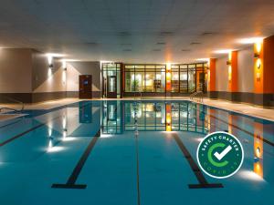 克莱尔戈尔韦克莱尔戈尔韦酒店的一座大型室内游泳池,内设一座灯光游泳池