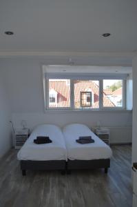 巴勒哈姆斯泰德t拉格Uus住宿加早餐旅馆的一间卧室设有两张床和大窗户