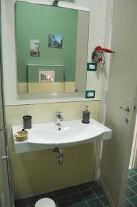 卡瓦德蒂雷尼La fontana de li Papi的浴室设有白色水槽和镜子