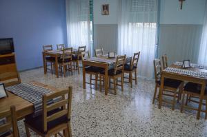 卡瓦德蒂雷尼La fontana de li Papi的用餐室配有木桌和椅子