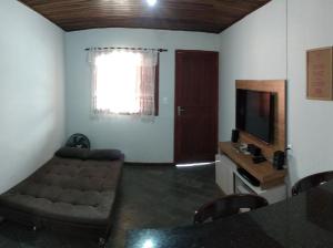 弗洛里亚诺波利斯Recanto Açoriano的带沙发和电视的客厅