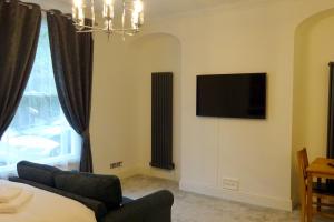 马特洛克Derwent View Holiday Apartments的客厅配有沙发和电视。