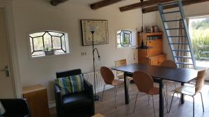 洛珀瑟姆Villa Selva的一间带桌椅和梯子的用餐室