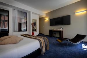 罗马Hotel Rinascimento - Gruppo Trevi Hotels的配有一张床和一台平面电视的酒店客房
