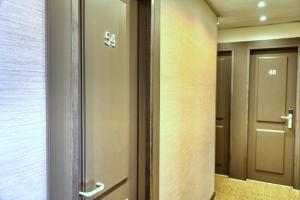 米兰梅克酒店的走廊设有两部电梯和一扇门