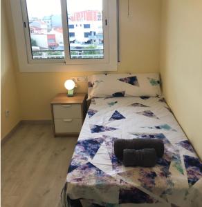 塞丹约拉·德尔·瓦勒Cerdanyola centro的一间卧室设有一张床和一个窗口