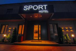 切尔卡瑟Sport Hotel 1的带有阅读运动酒店标志的酒店入口