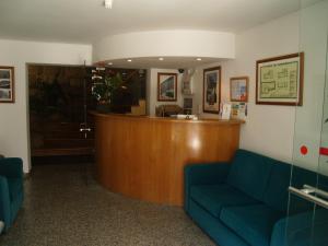 瓜尔达桑托斯酒店的一个带长凳的等候室和一个前台
