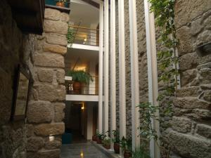 瓜尔达桑托斯酒店的植物建筑的走廊