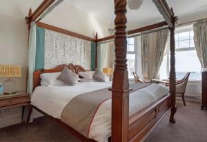 法尔茅斯Anacapri的一间卧室配有四柱床和一张书桌