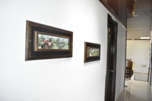 萨兰托Posada Dónde Cupeto的挂在墙上的两张照片