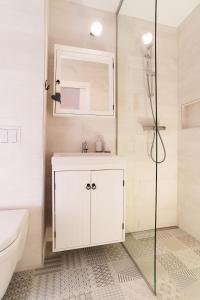 博希尼Pr`Mružo apartmaji的白色的浴室设有水槽和淋浴。