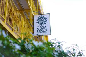 南圣胡安Casa Oro Eco Hostel的建筑物一侧的casa oneo标志