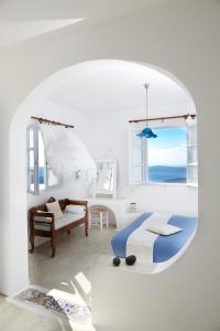 易莫洛林Altana Heritage Suites的白色的客房设有床和窗户。