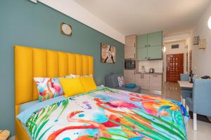 巴尔Sea&Center Lux的一间卧室配有一张带黄色床头板的大床