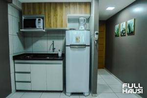 莫索罗Estudio no West Flat Mossoró - Alto Padrão的小厨房配有冰箱和微波炉。