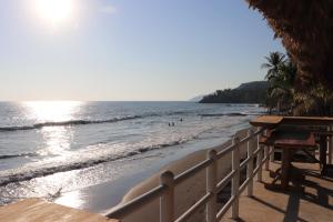 埃尔蒙特Olas Permanentes El Zonte的以及享有海滩景致的度假阳台。