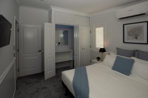史丹霍普Bella Vista Stanthorpe的白色卧室设有床铺和水槽