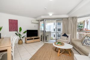黄金海岸Rainbow Bay Resort Holiday Apartments的客厅配有沙发和桌子