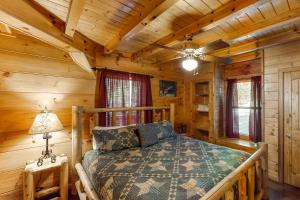 赛维尔维尔A Bearz Haven的小木屋内一间卧室,配有一张床